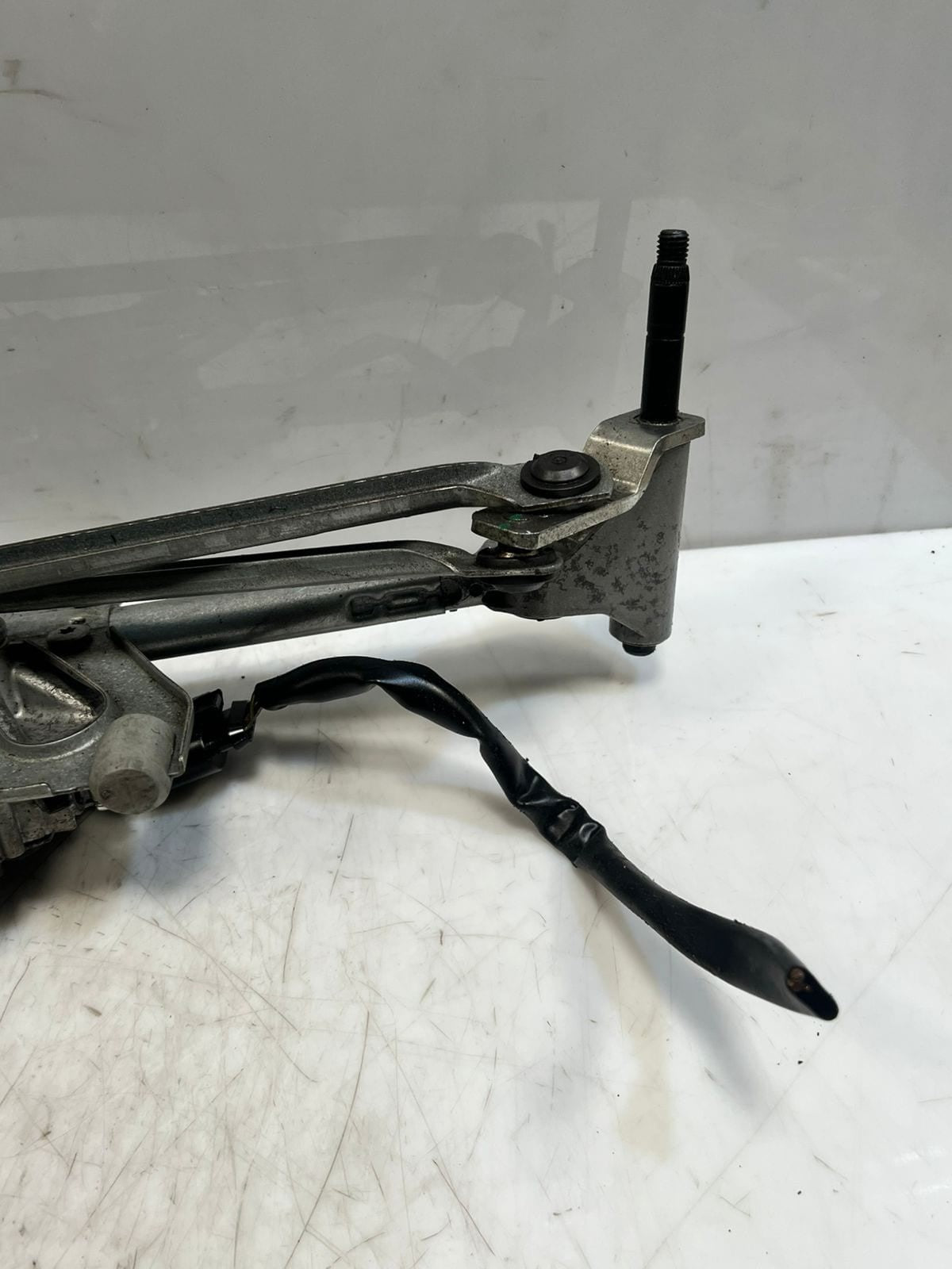 2010-2015 BMW X1 E84 Front Windshield Wiper Motor And Linkage 2992466 OEM