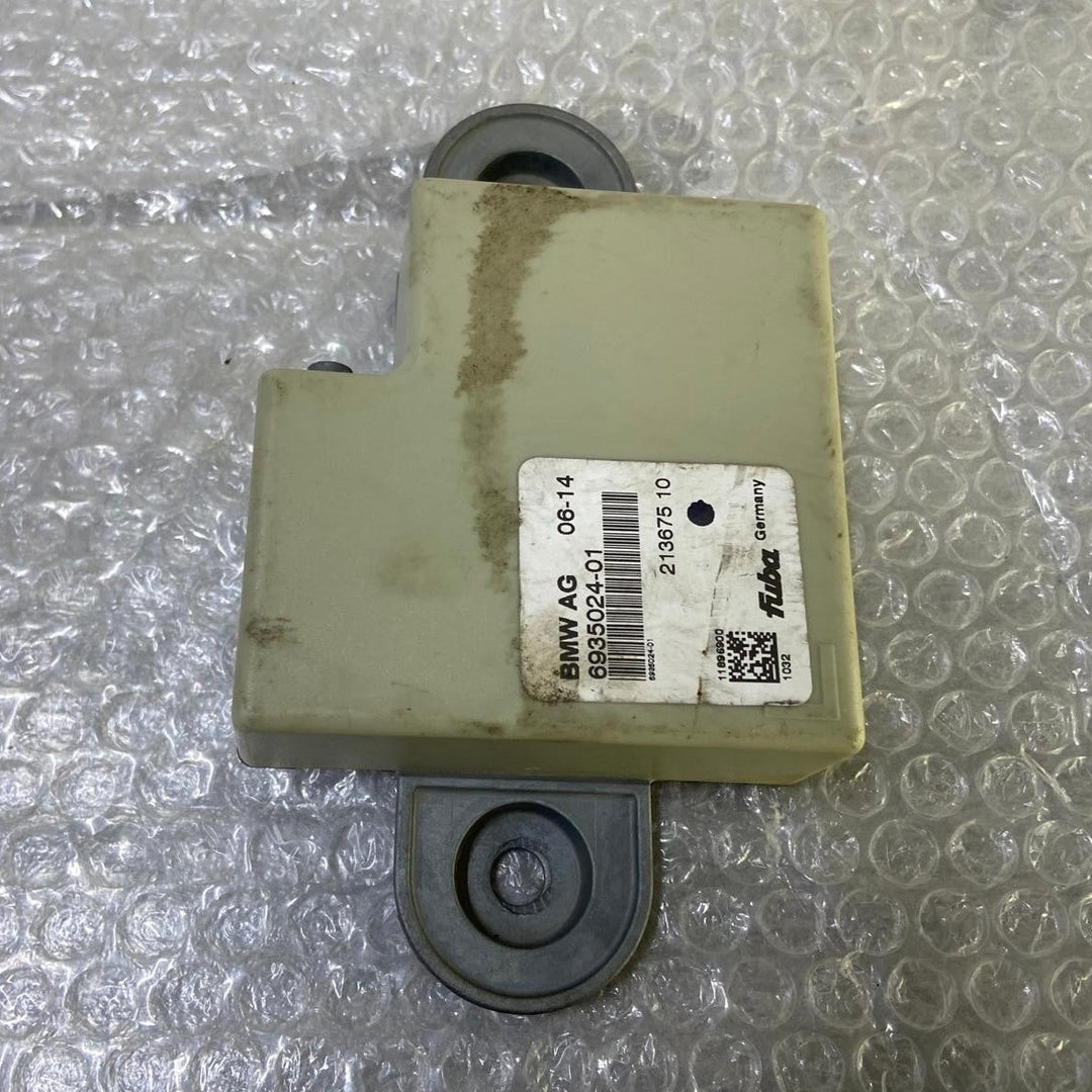 OEM BMW X5 E70 Radio Antenna Amplifier Control Module Unit 6935024