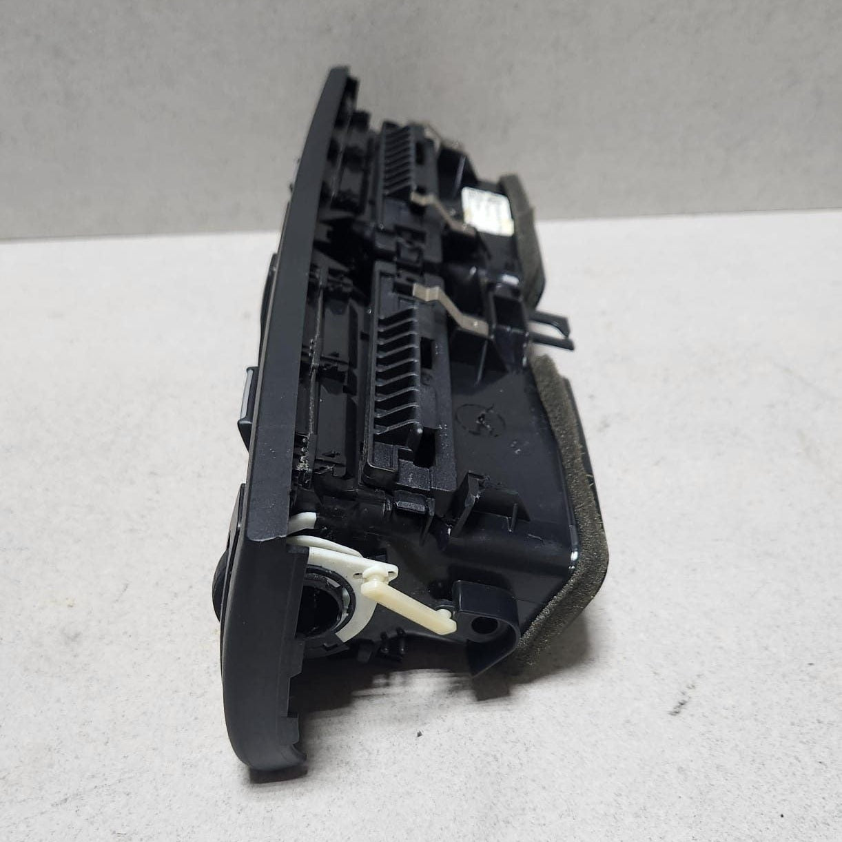 BMW Dashboard Center Air Vent 92053571 Series F20 F21, 2 Series F22 F23
