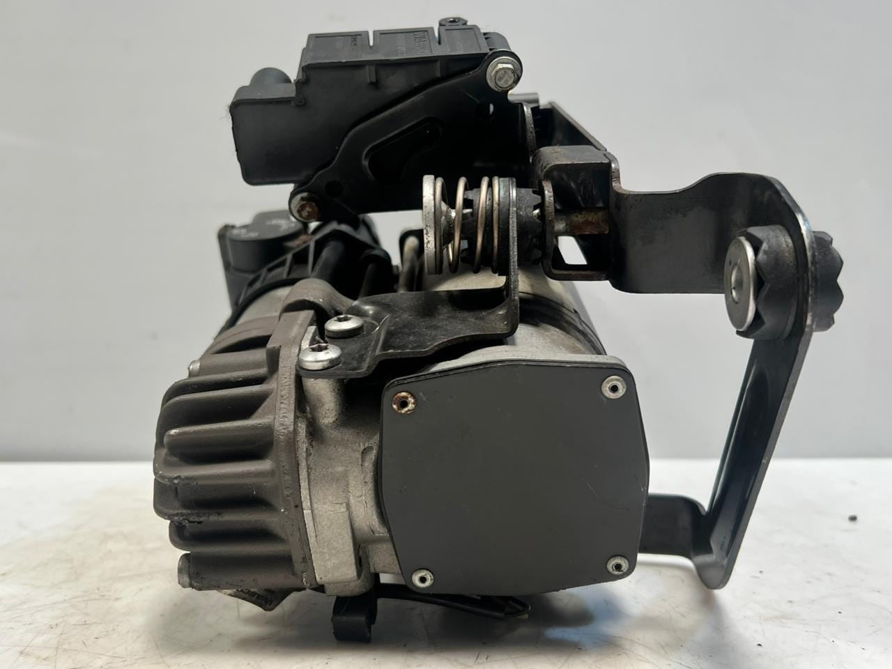 2015-2020 BMW 740i 7 Series G11 G12 Air Suspension Compressor Pump 443021002 OEM