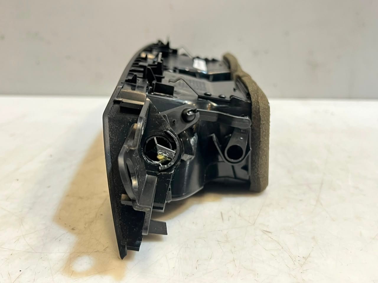 2012-2015 BMW X1 E84 FRONT CENTER Dashboard Air Vent 9258354 OEM