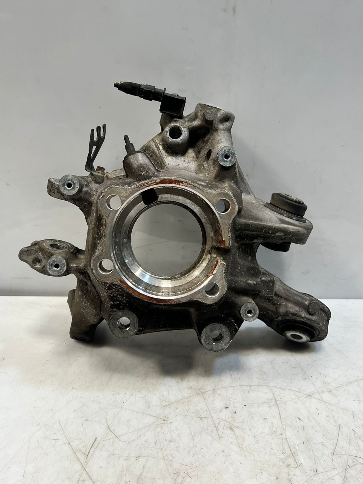 BMW 8 Series G14 G15 G16 Rear Wheel Hub Carrier Rear Left SPINDLE 6850563 OEM