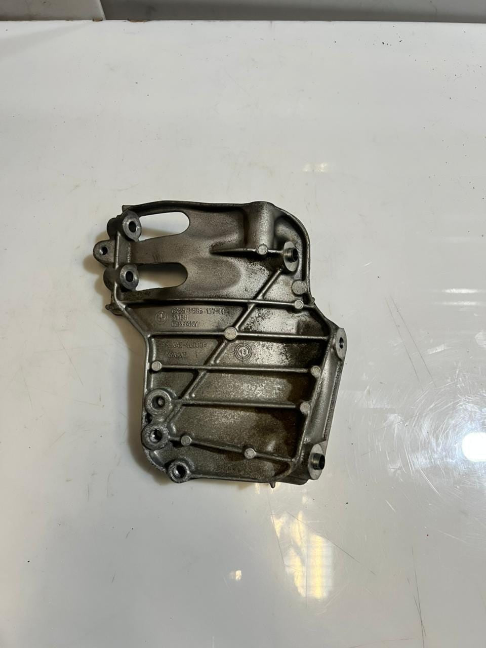 2015-2018 BMW M4 2' M2 F87 F22 F23 Air Conditioning Compressor Bracket 7585167