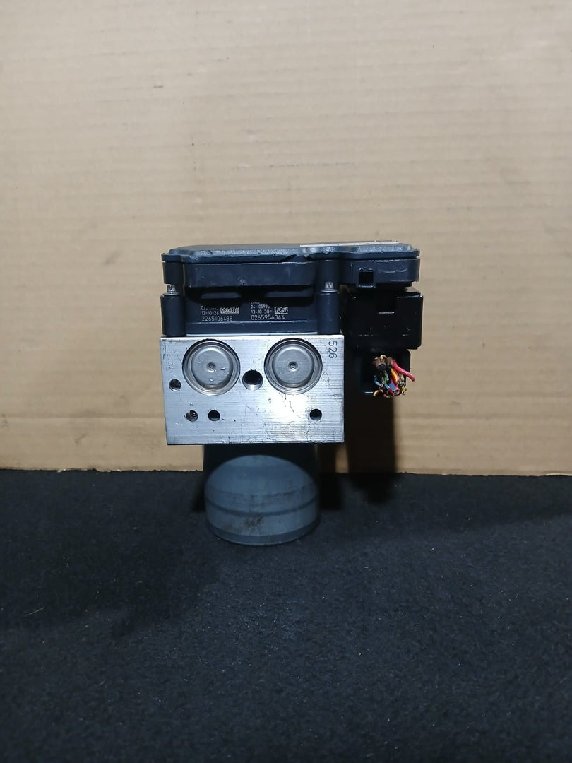 OEM BMW 5 series F10 F15 ABS ANTILOCK BRAKE PUMP CONTROL MODULE 6865860
