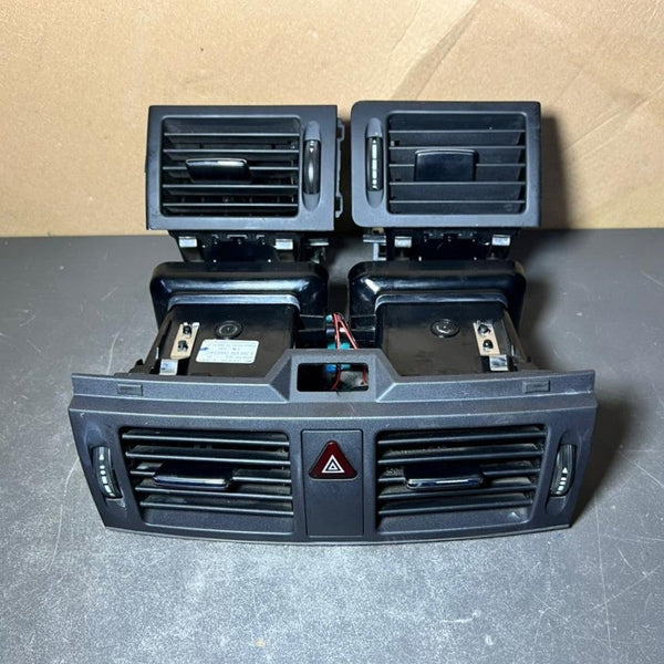 08-10 Mercedes W204 C-Class Front Center Dashboard  Heater A/C Air Vent Set