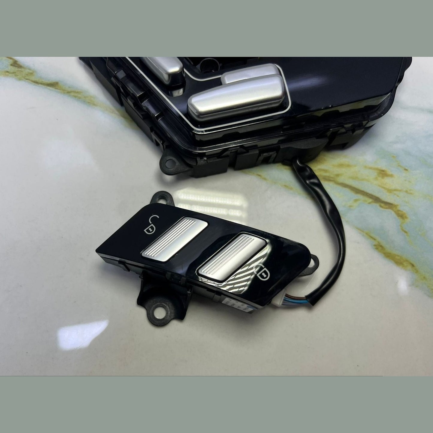 Mercedes-Benz Front Passenger Seat Control Switch Unit A221 8701879 W221 S-Class