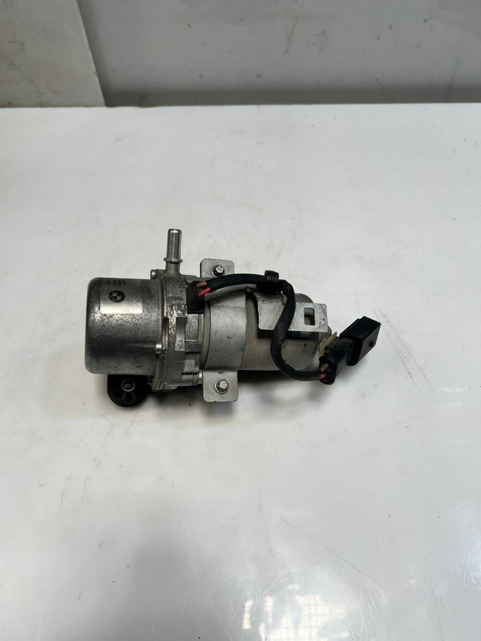 BMW 5 Series F10 F11 N55 3.0 ENGINE Brake BOOSTER Vacuum Pump 6857404 OEM