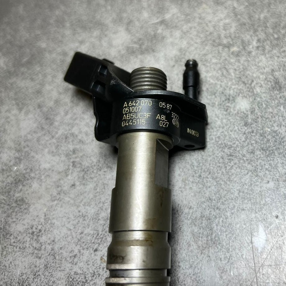 Genuine Mercedes W164 Fuel Injector Sprinter 3.0L OM642 A642 0700587 Oem Diesel