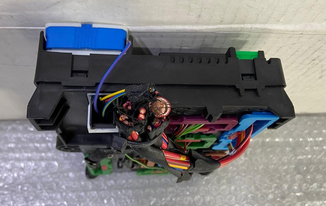 OEM BMW 740 750 G11 G12 REAR POWER DISTRIBUTION FUSE RELAY BOX MODULE 9377503