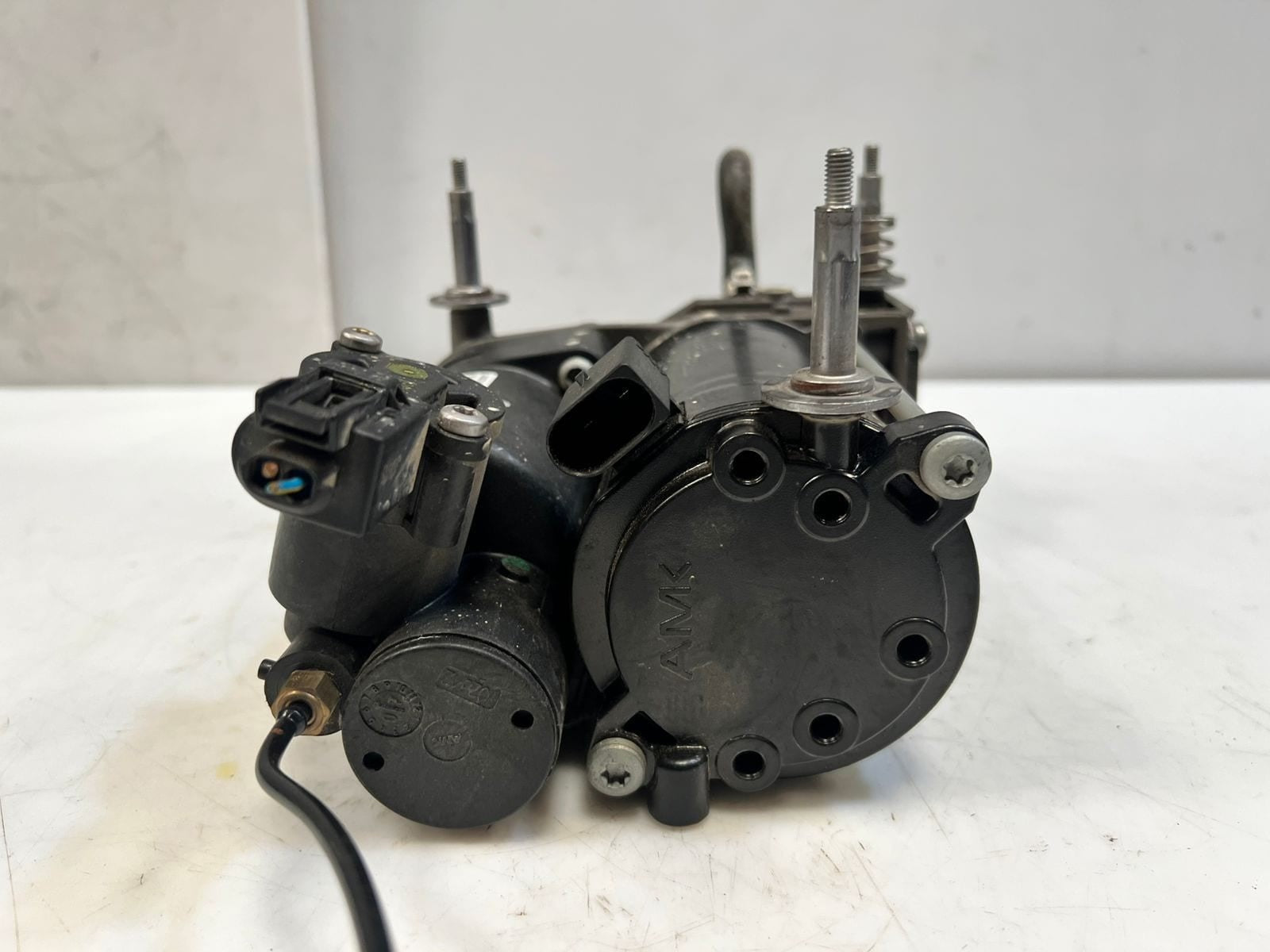 2007-2013 BMW X5 E70 and X6 E71 E72 Air Suspension Compressor EBLV0514 OEM