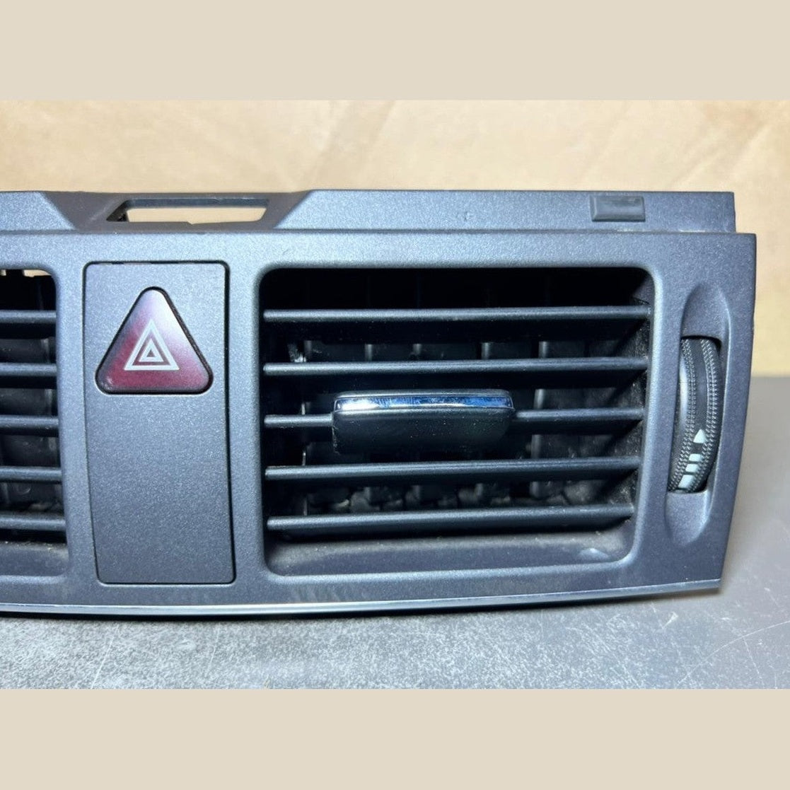 2008-2010 Mercedes W204 C-Class Front Center Dashboard  Heater A/C Air Vent