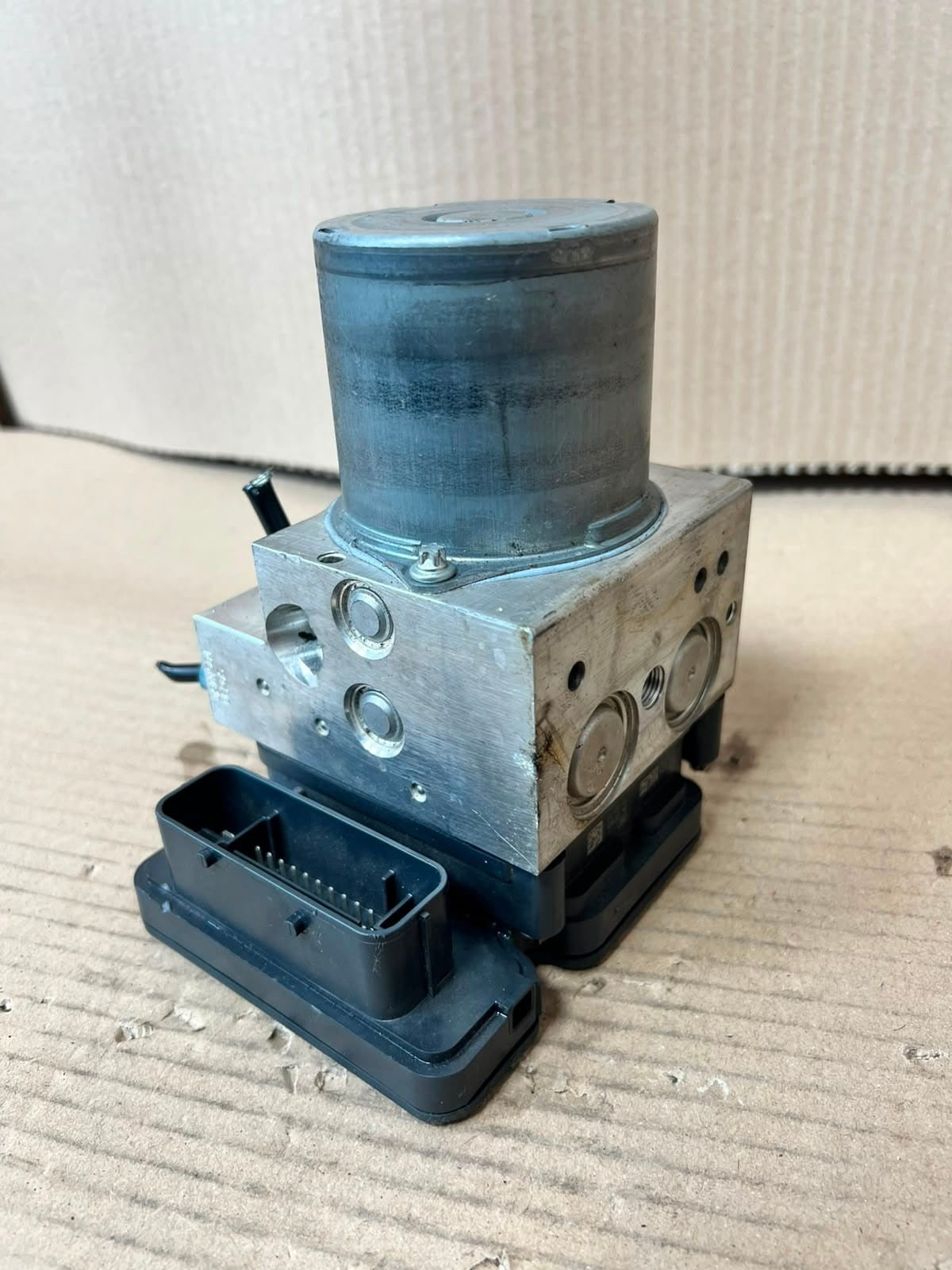 2010-2012 BMW 5' 7' F02 F10 and F11 535i ABS PUMP Control Unit 6860164 OEM