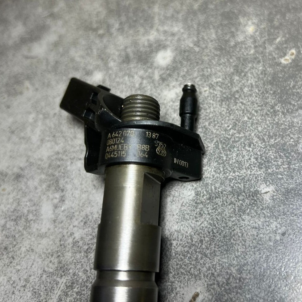 Genuine Mercedes W164 W211 Fuel Injector Sprinter OM642 A642 0701387 Oem Diesel