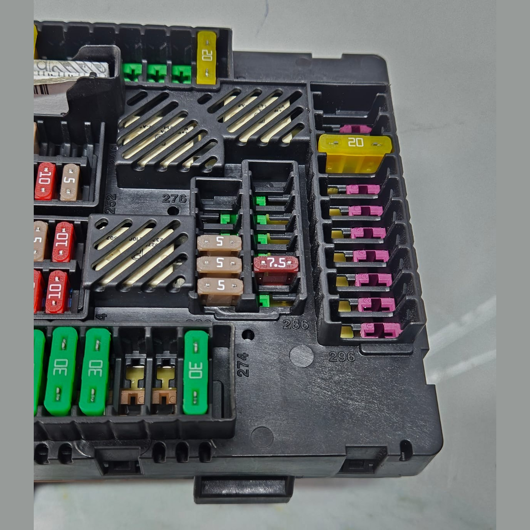 2019-2023 BMW X7 X5 G05 Rear Power Distribution Fuse Box 8706212 OEM