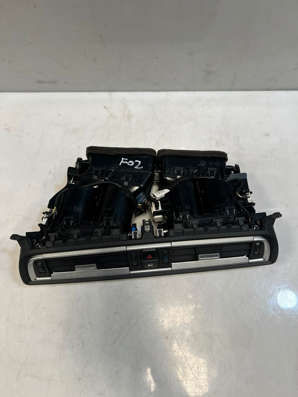 BMW 7 Series F01 F02 F03 F04 Dashboard Center Air Vent Grille Center 9115860