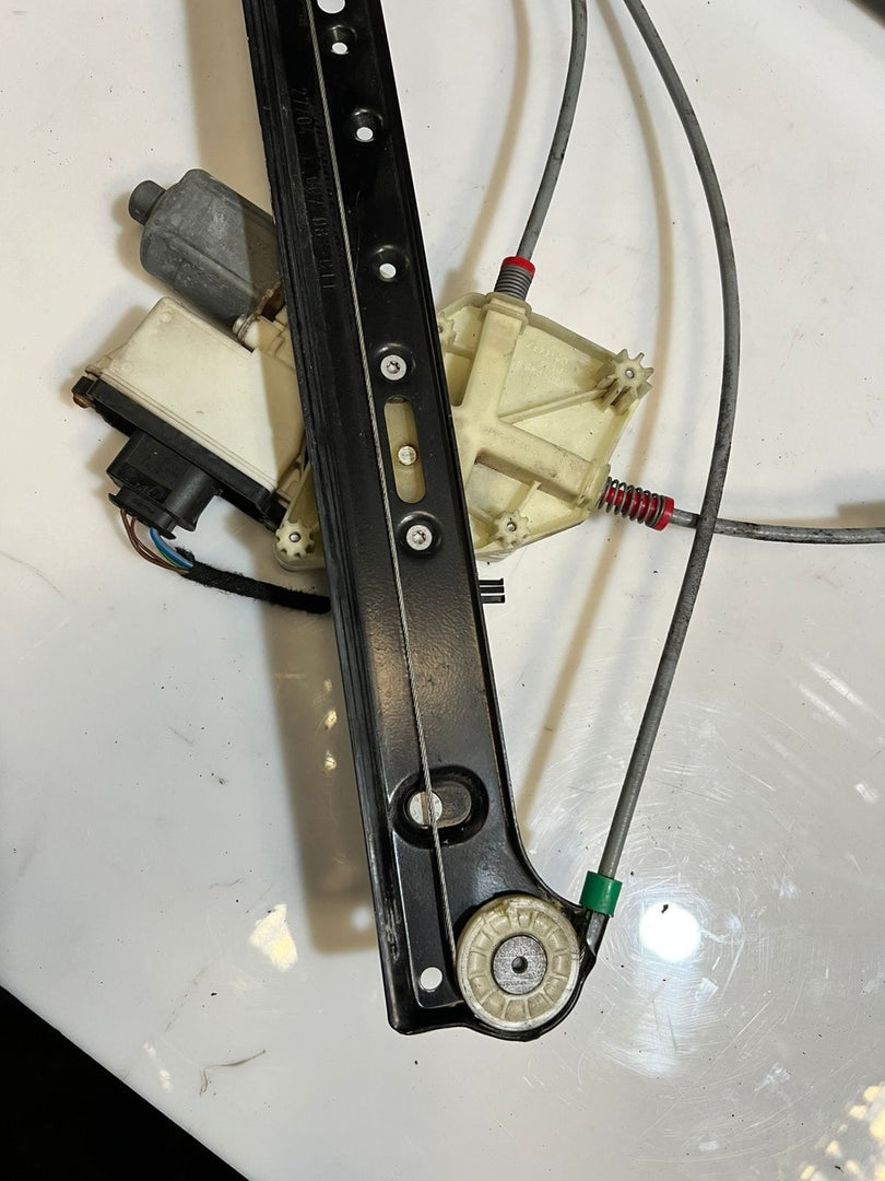 2004-2007 BMW X3 E83 Front RIGHT Door Window Regulator With Motor 7083011 OEM