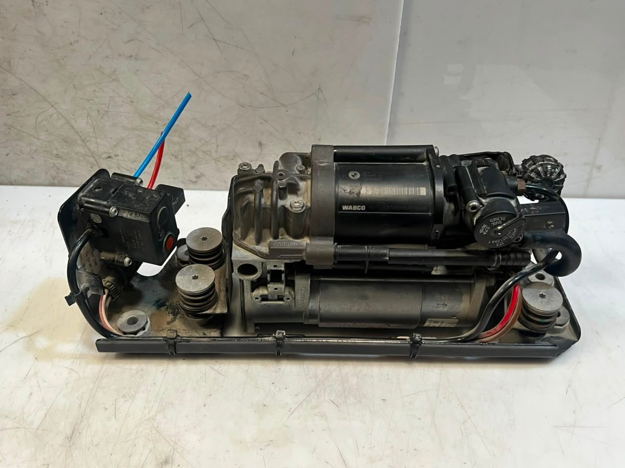 2010-2015 BMW 5' F01 F02 F10 F11 750Li Air Suspension Compressor 6794465 OEM