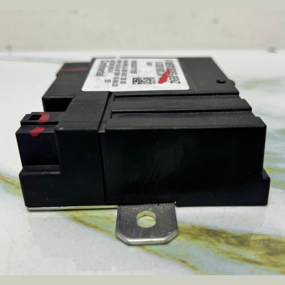 Mercedes-Benz Fuel Pump Computer Control Module A 000 900 24 14 GLC350