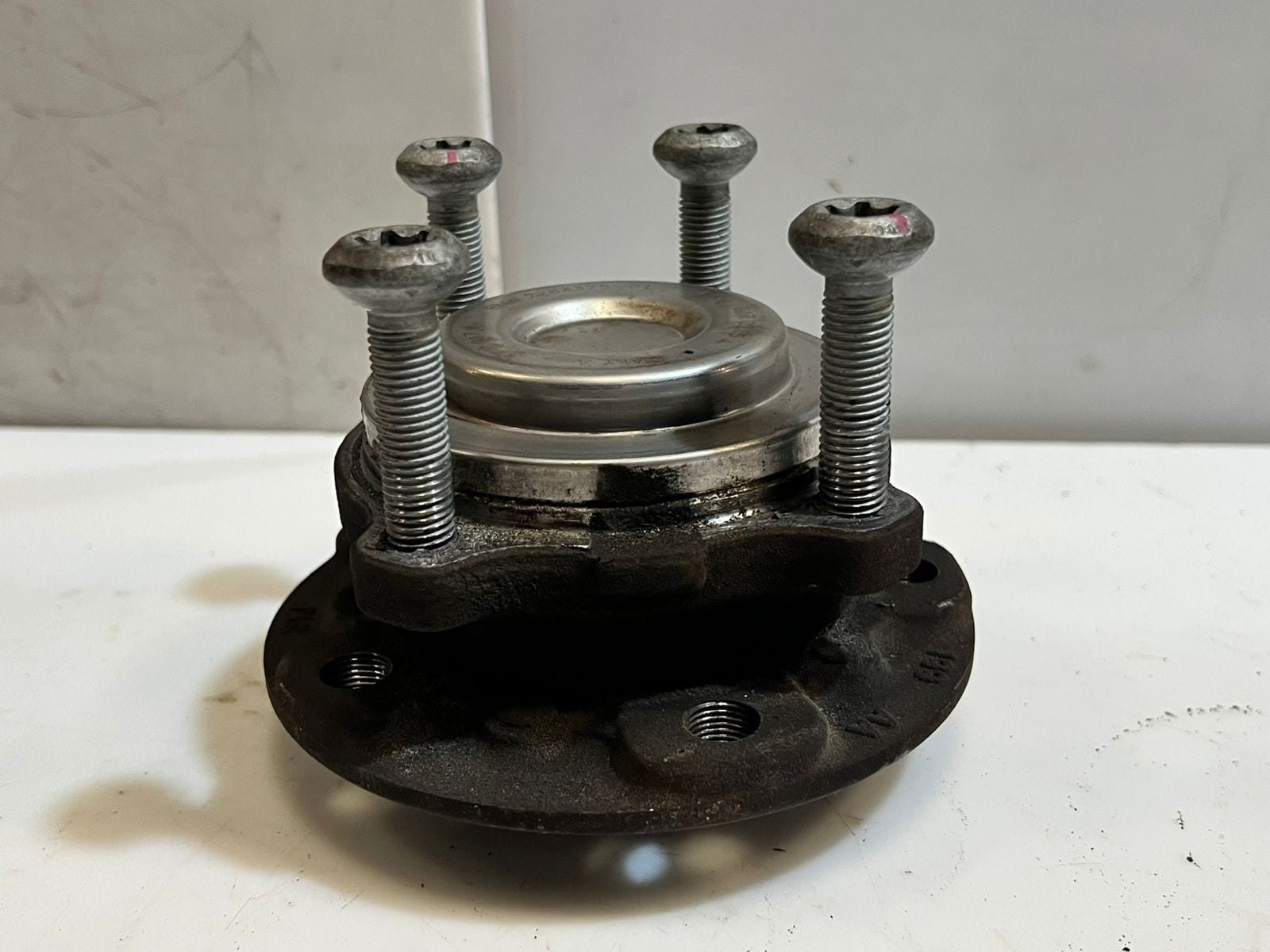 2011-2018 BMW 5' 6' M6 M5 F06 F12 F13 F10 Wheel Hub With Bearing 2284375 OEM