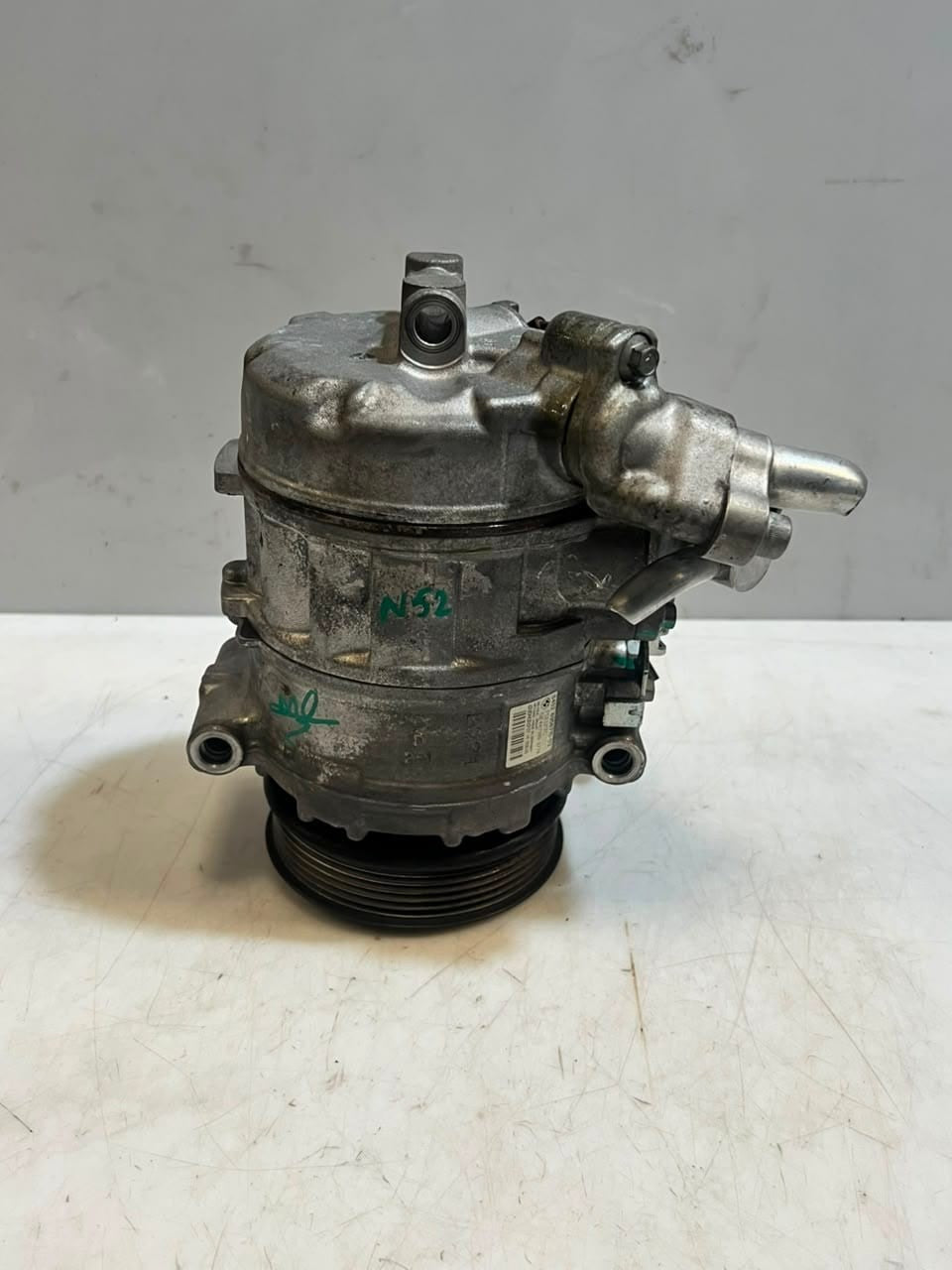 BMW 525i E60 E61 E63 E64 E65 E66 3.0L Air Conditioning Compressor 6956715 OEM