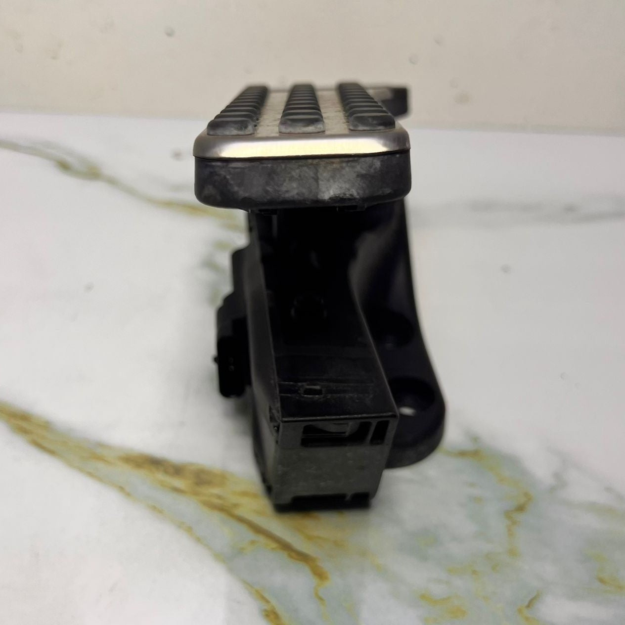 Mercedes-Benz W205 Accelerator Pedal Module A 205 300 01 04