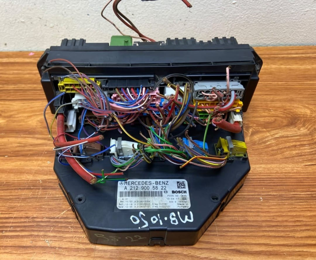 Mercedes-Benz Front SAM Fuse Box Control Module A2129005822 C-Class W204