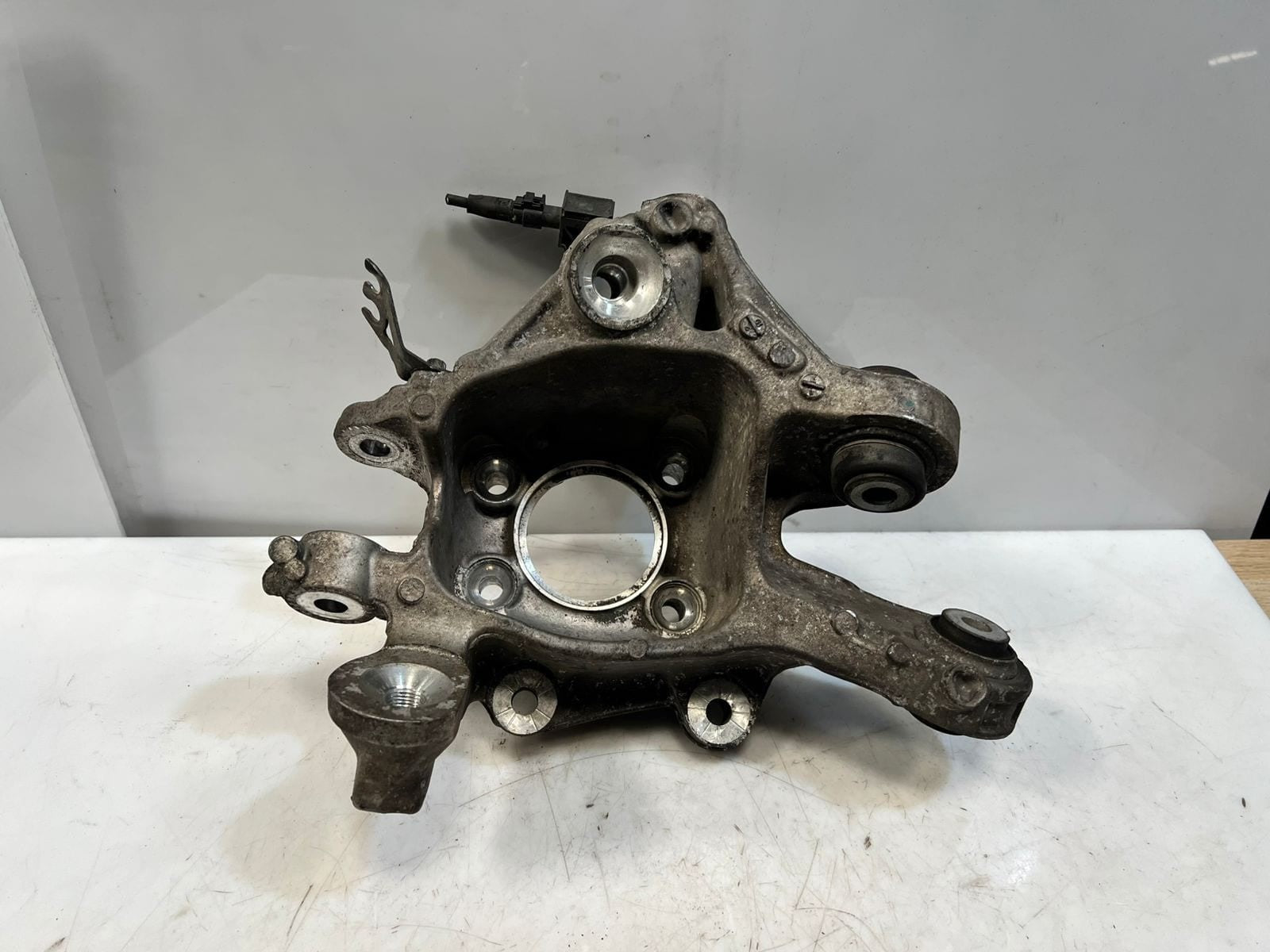 BMW 8 Series G14, G15, G16 Rear Wheel Hub Spindle Rear Right 6850564 OEM