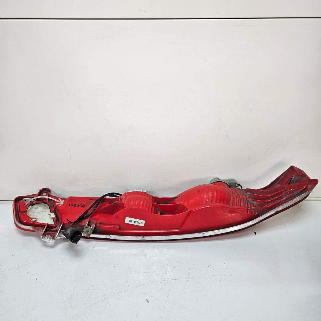 7177076-2008-2010 BMW 6 Series E63 E64 M6 650i Bumper Light Rear Right OEM
