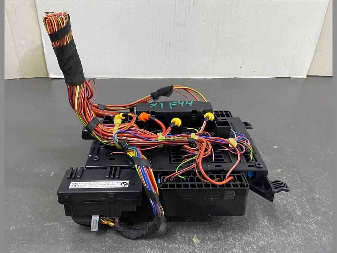 OEM BMW F48 i8 F40 F44 Front Power Distribution Fuse Relay Junction Box 9270355