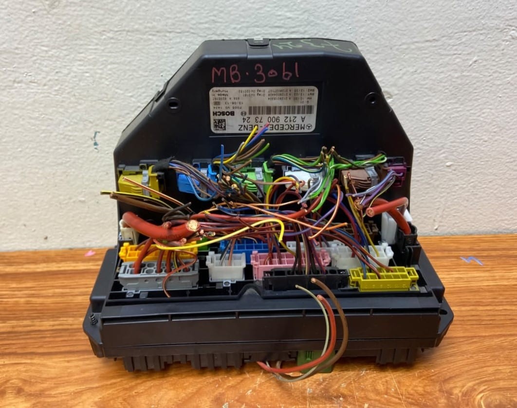 2011-2015 Mercedes SLK Fuse Box Control Unit A2129007324 SLK R172 E-Class W212