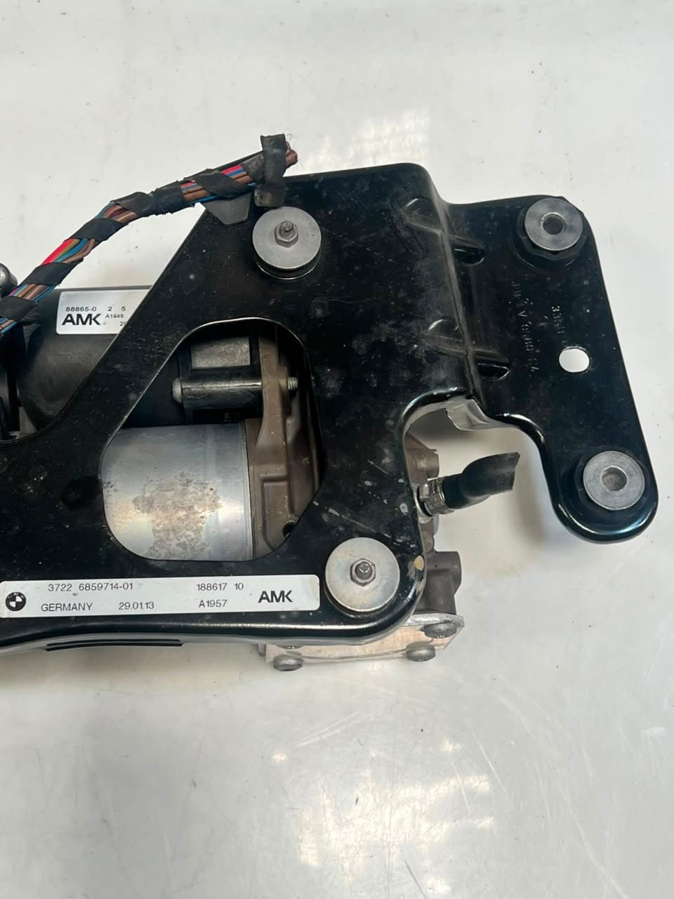 2007-2013 BMW X5 E70 and X6 E71 Air Suspension Compressor Pump 6859714 OEM