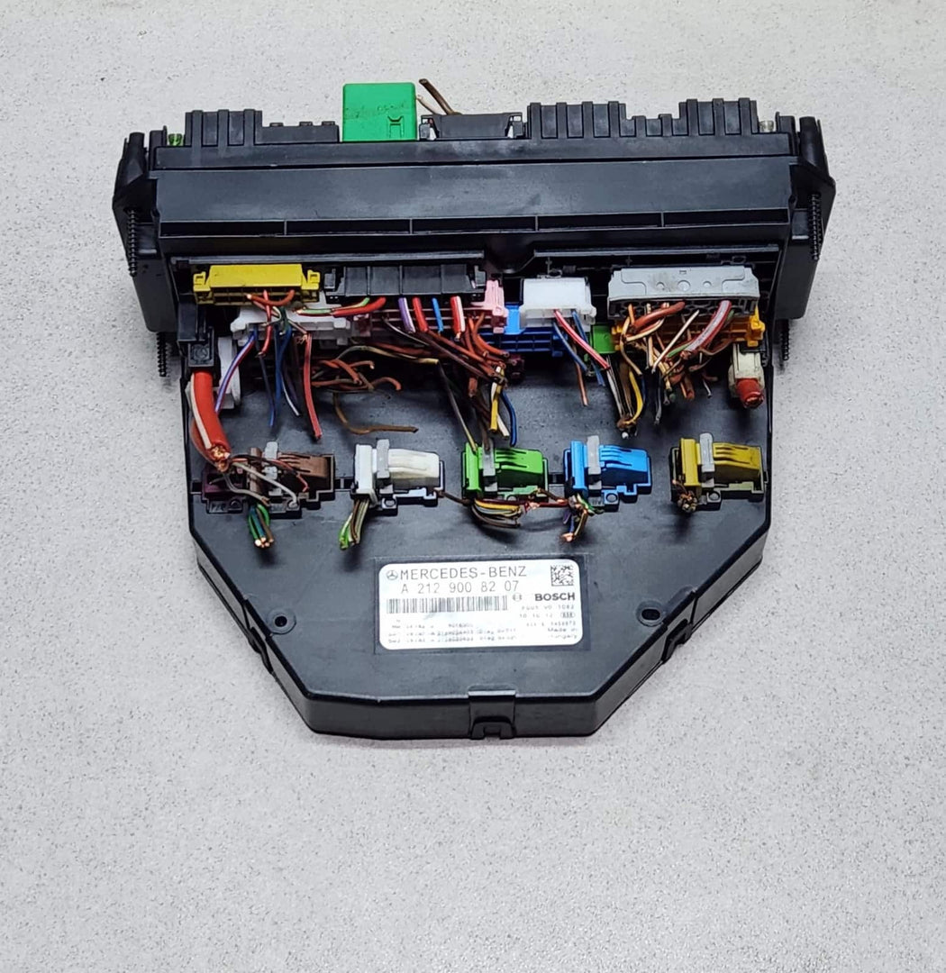Mercedes-Benz X204 GLK Fuse Box Sam Relay Control Module Front A2129008207 W212 