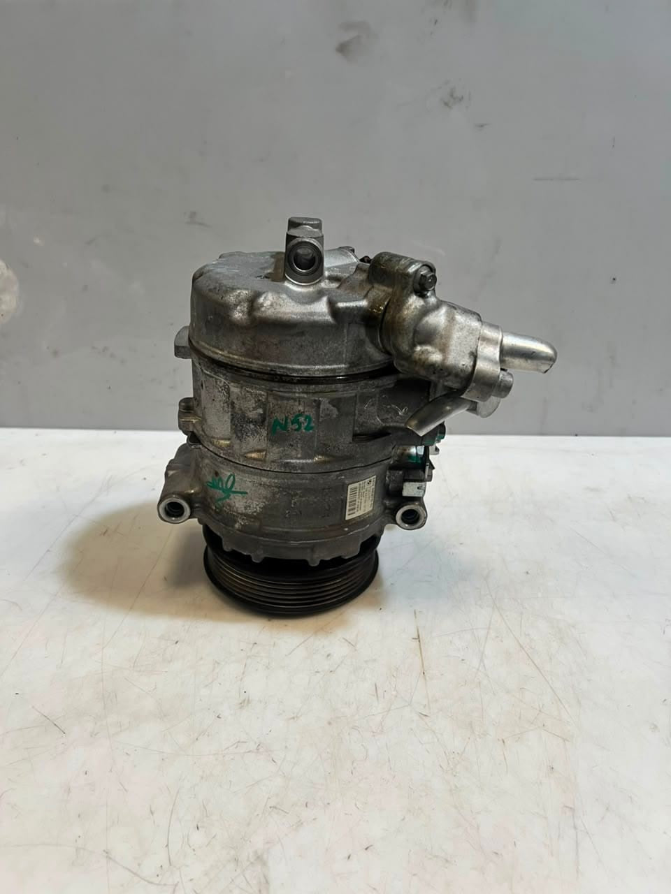 BMW 525i E60 E61 E63 E64 E65 E66 3.0L Air Conditioning Compressor 6956715 OEM