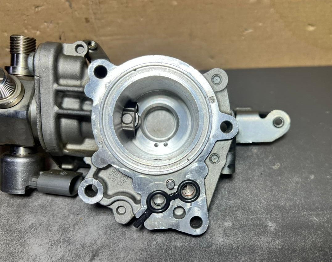 12-18 Mercedes W212 C300 M276 High Pressure Fuel Pump W/Housing A276 0700601 OEM