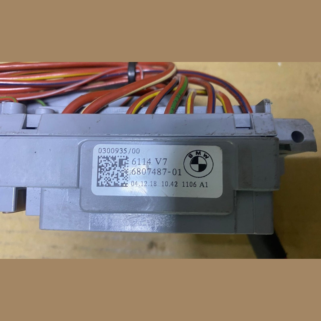 2019-2023 BMW 330i Front Power Distribution Fuse Box 6807487  G20,G01 X3, G05, G