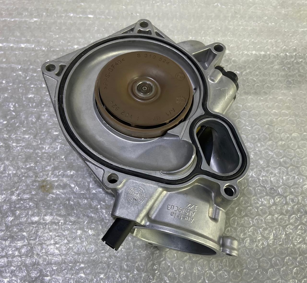 OEM BMW G30 M550d xDrive G11 G12 G05 G06 G07 Coolant Water Pump 7645961