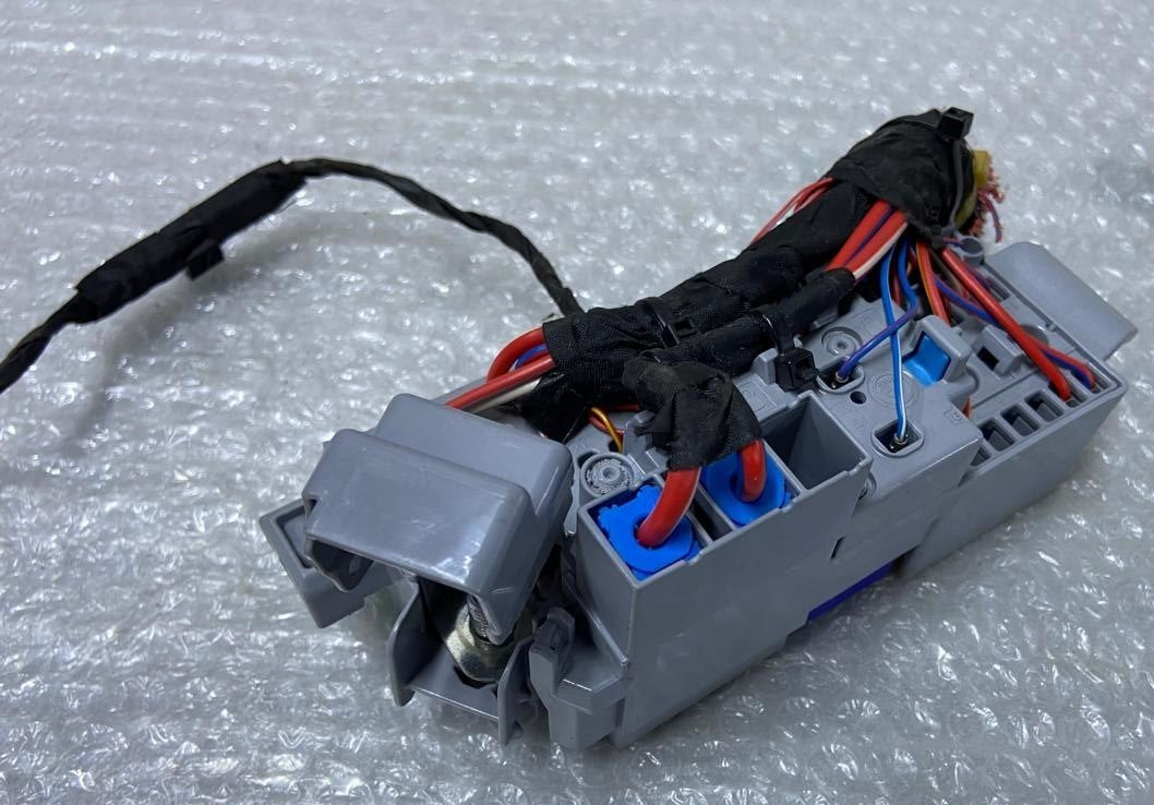 BMW M340i 330i 330e G20 G26 Front Power Distribution Fuse Relay Box 6807487