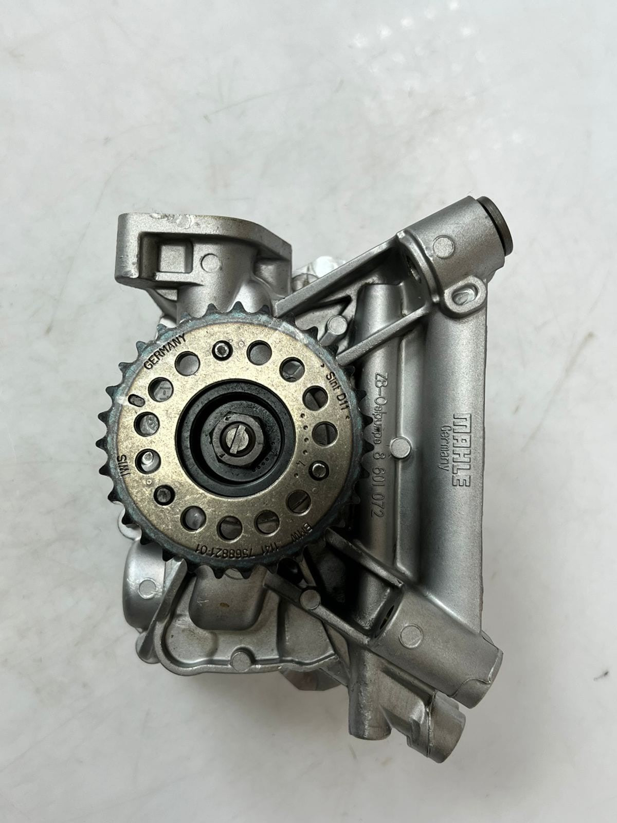 2016-2019 BMW 5 Series G30, X5 xDrive M50i Engine Oil Pump Assembly 8601072 OEM