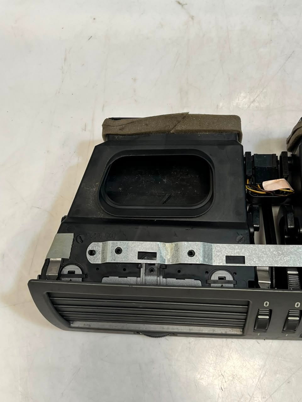 2005 BMW 7 Series E65 E66 745Li Center Dashboard AIR GRILLE Vent 8223599 OEM