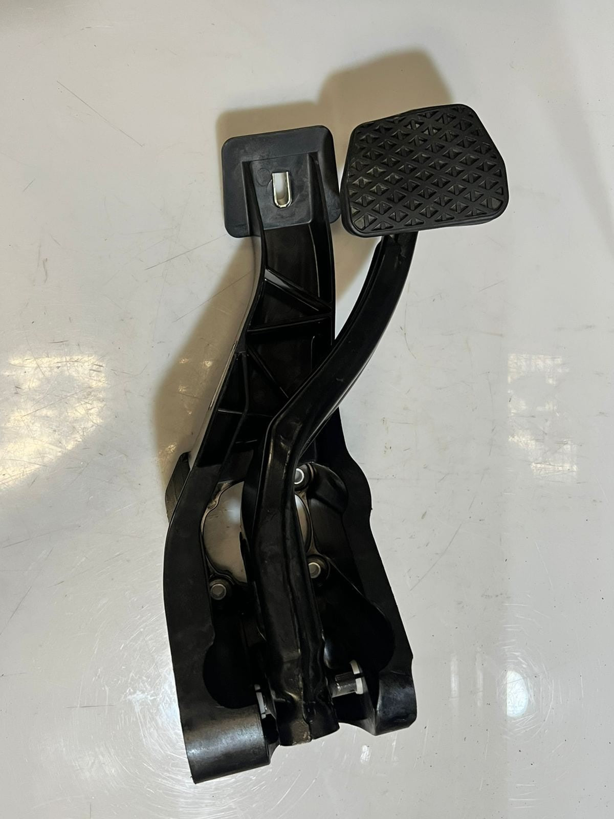 2022 BMW iX I20 xDrive 40 Brake STOP Pedal BRACKET 6893659 OEM
