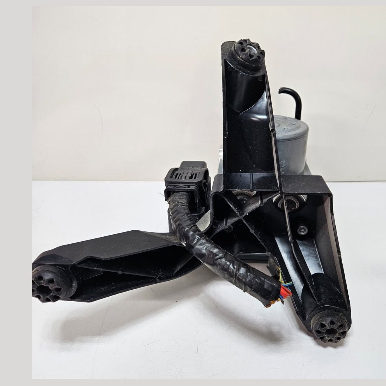 2014-2017 BMW i3 X1 F48 ABS Anti-Lock Brake Pump Control Module 6877112