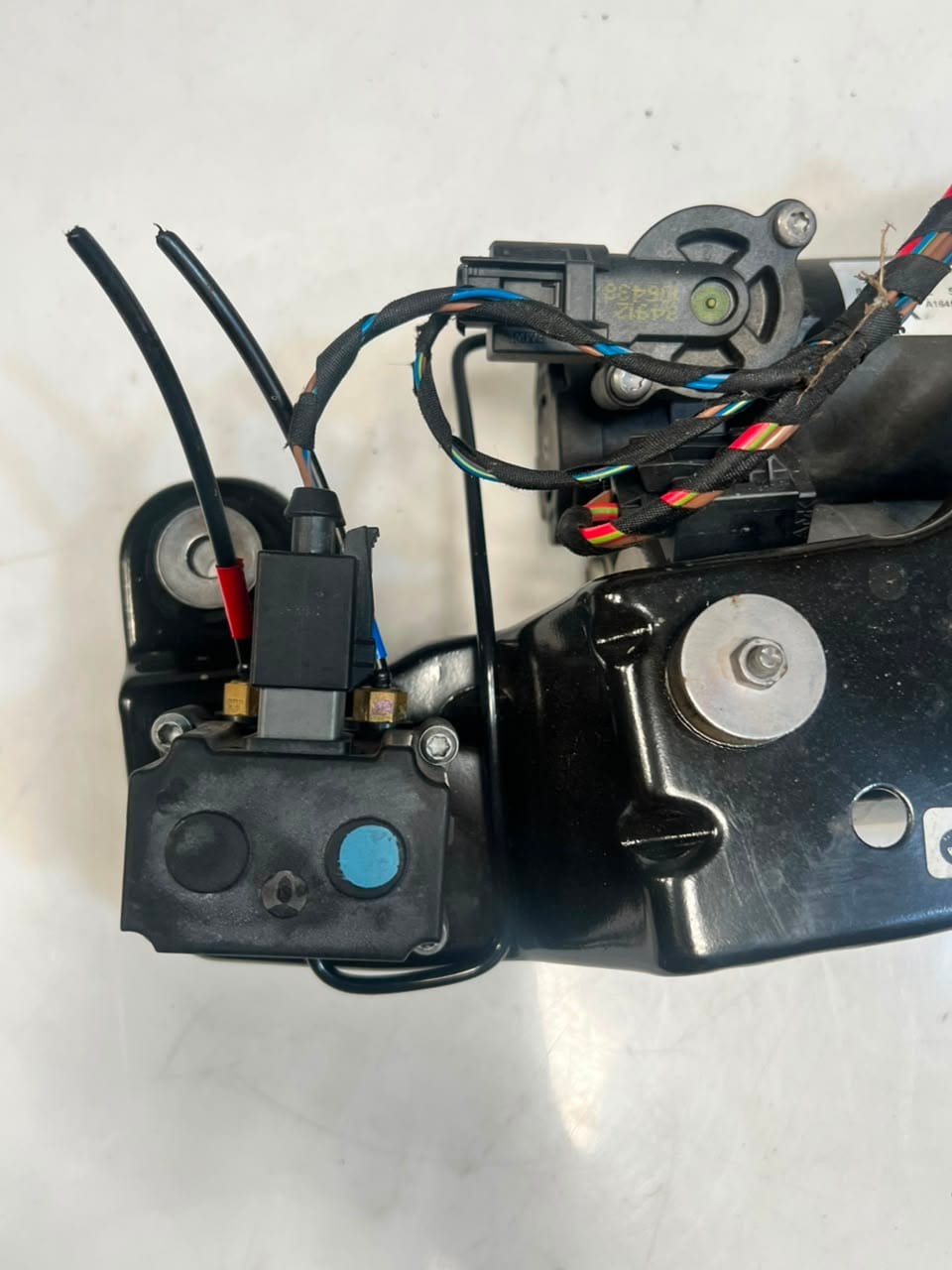2007-2013 BMW X5 E70 and X6 E71 Air Suspension Compressor Pump 6859714 OEM