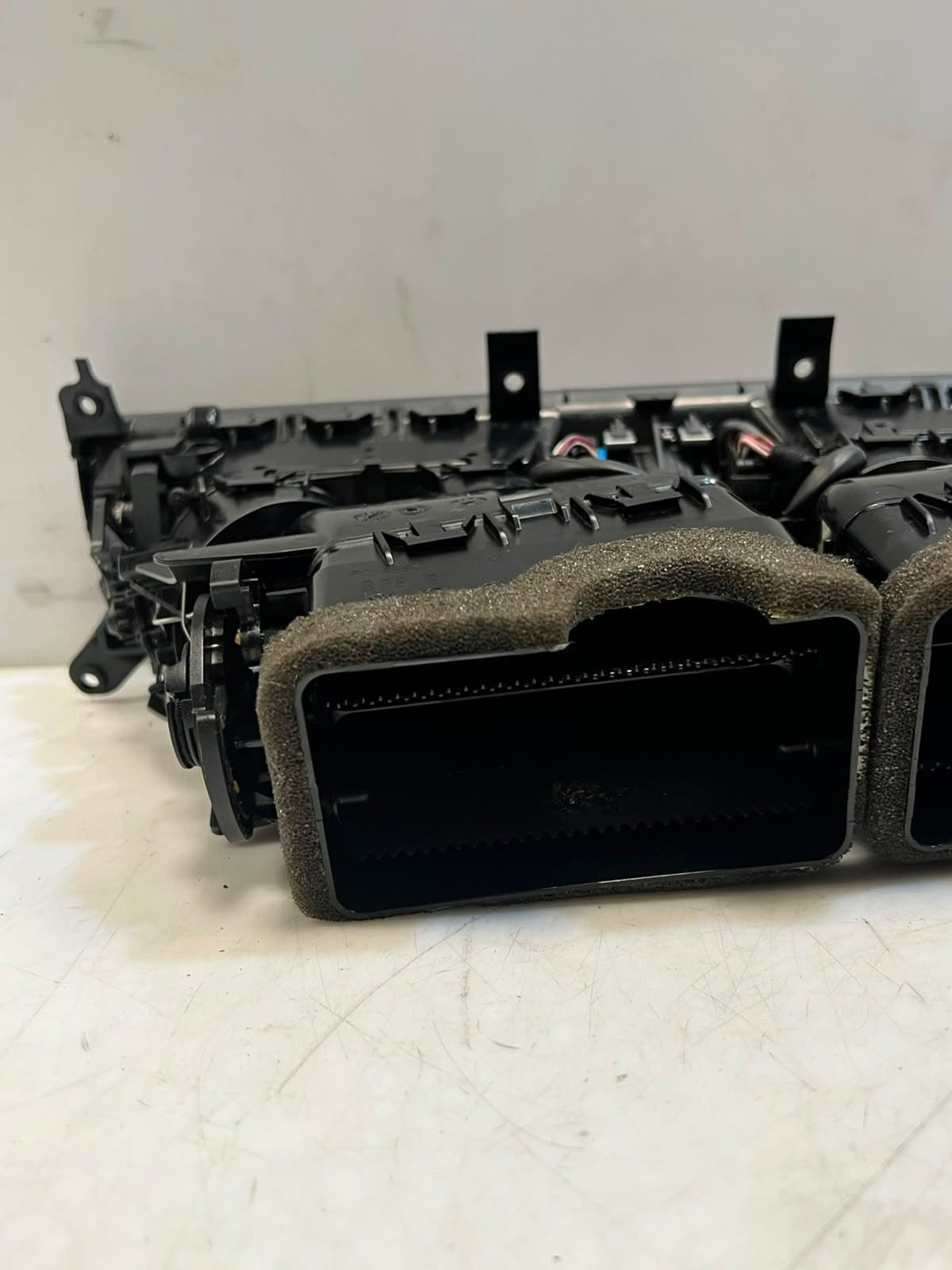 BMW 7 Series F01 F02 F03 F04 Dashboard Center Air Vent Grille Center 9115860