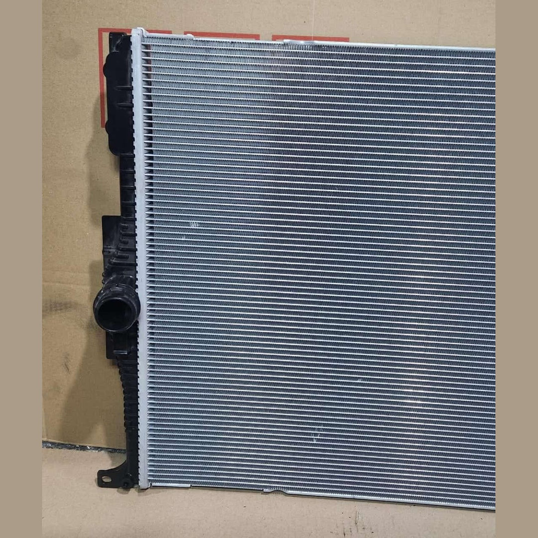 2015-2021 BMW 320i Engine Cooling Radiator 8652497 F20 M140 F22 F23 F87 230i