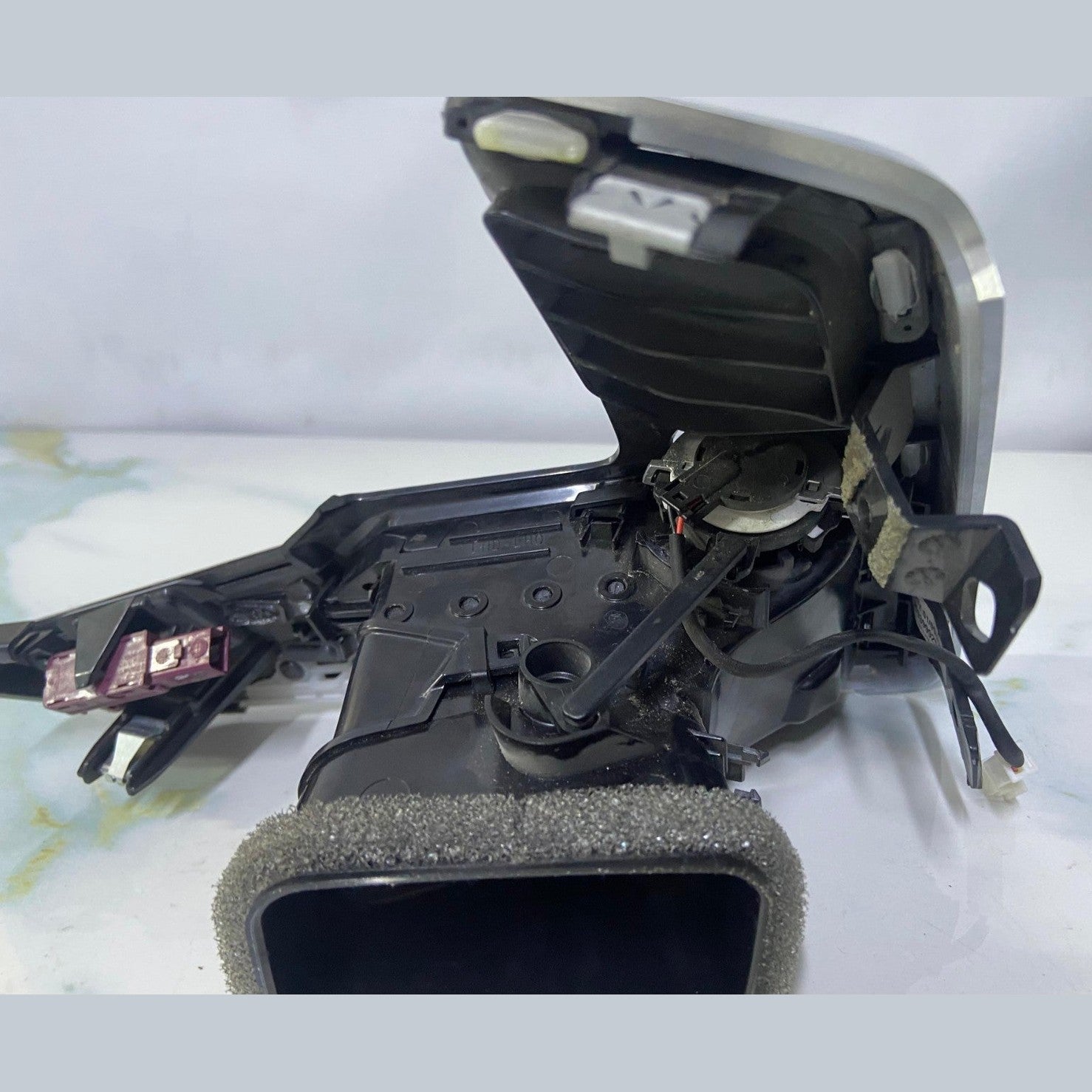 OEM BMW G05 F95 G06 F96 G07 Air Vent Fresh Air Grill Left 9399469