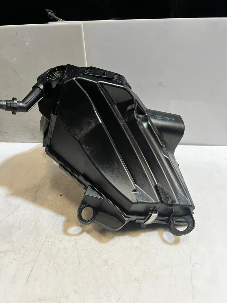 2011 BMW E90, E91, E92, E93 X1 E84 130KW DIESEL Air Filter Housing 8512599 OEM