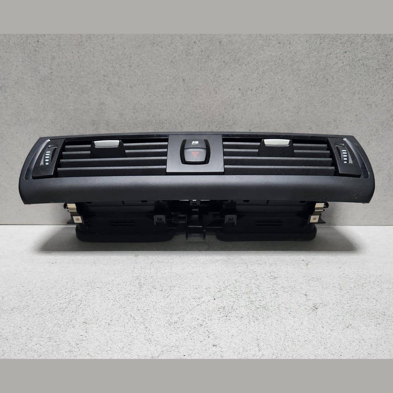 BMW Dashboard Center Air Vent 92053571 Series F20 F21, 2 Series F22 F23