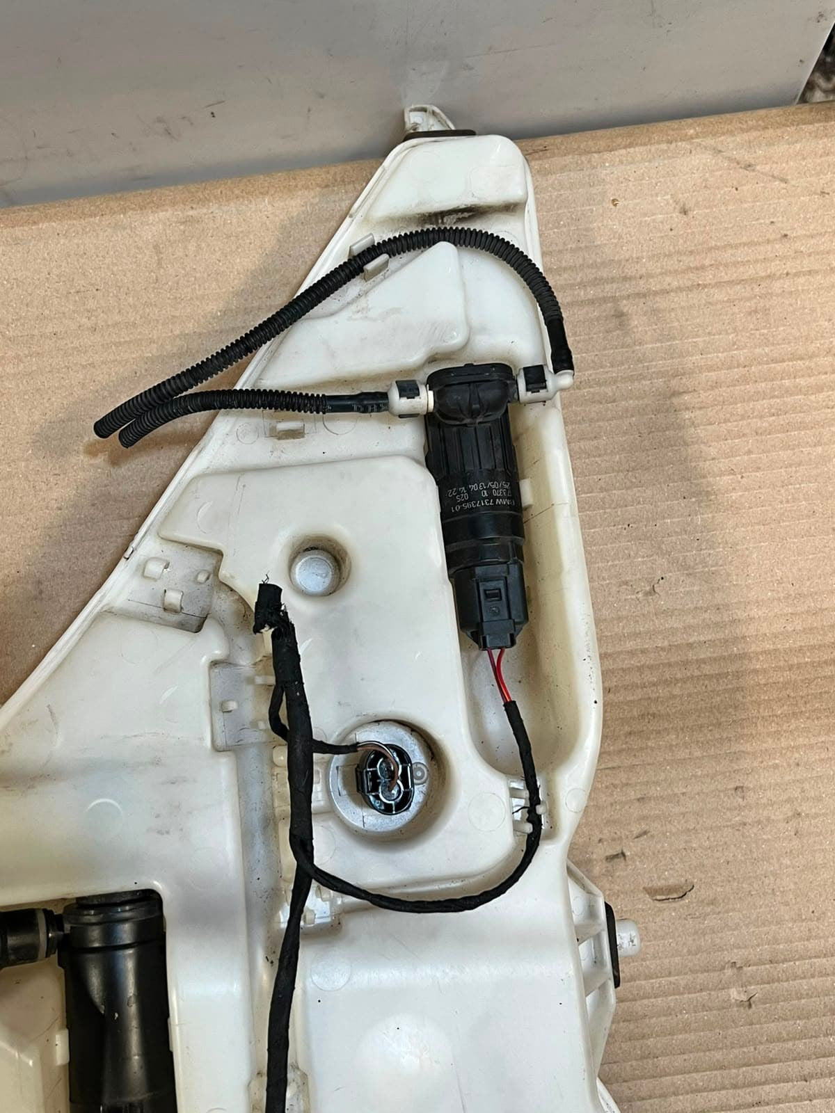 2013-2017 BMW X5 F15 Windshield Washer Fluid Reservoir/Tank BOTTLE 7292424 OEM