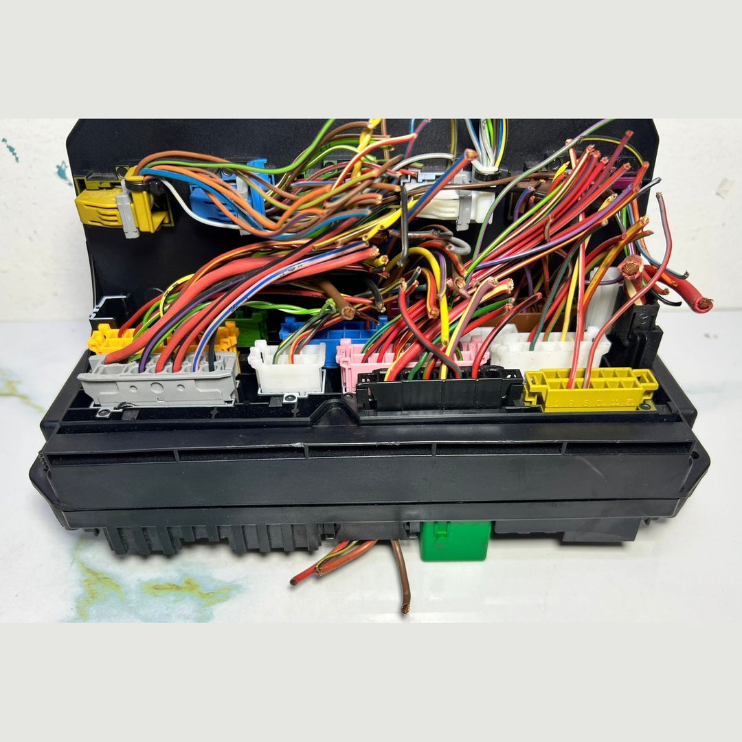 10-16 Mercedes-Benz W212 W204 Front SAM Module Relay Fuse Box A212 9004500 OEM