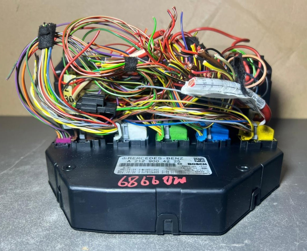 10-16 Mercedes-Benz W218 W212 W204 Front SAM Module Relay Fuse Box A212 9004225
